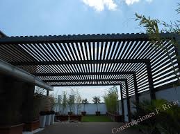 Pérgola metálica exterior